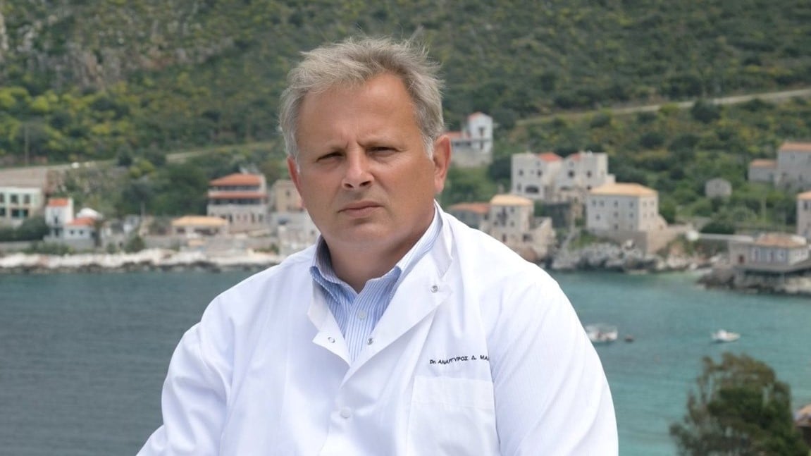 «Ο γιατρός οδηγεί το ασθενοφόρο;»: Ποιος είναι ο διευθυντής του Κέντρου Υγείας Αρεόπολης που κάνει και τον τραυματιοφορέα 1 anargyros mariolis main