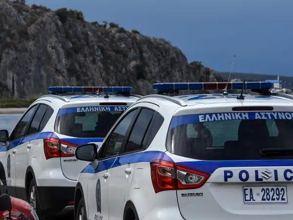 Νεκρή γυναίκα που μαχαιρώθηκε στη Σύρο - Πήγε σε σπίτι ζευγαριού, λογομάχησε με τη γυναίκα, τη σκότωσε ο σύζυγος 2 astynomia peripoliko.jpg