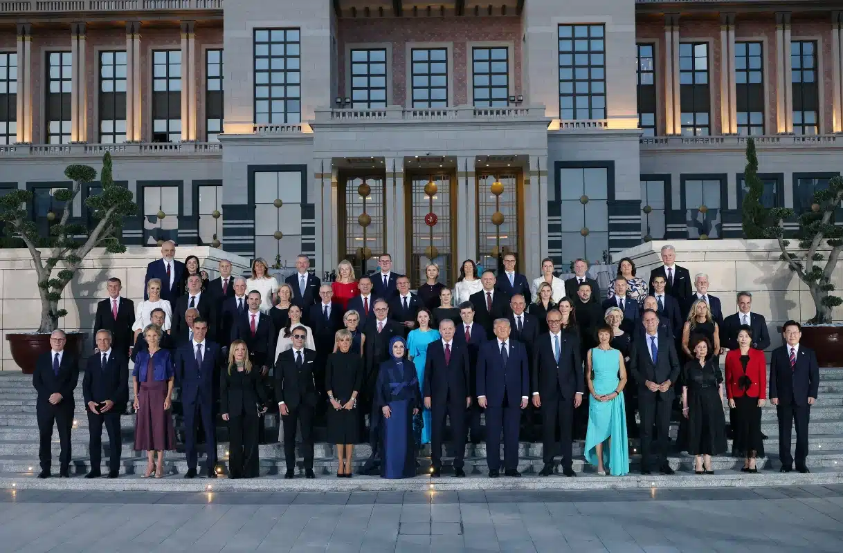 Τι σέρβιρε ο Ερντογάν στους ηγέτες του ΝΑΤΟ - Το λουκούλλειο γεύμα 1 c65acd2b nato zirvesinde cift baslilik cekyayi iki isim temsil etti