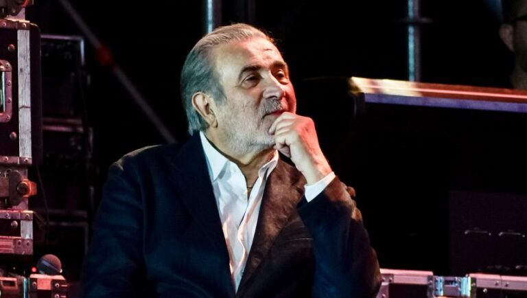 «Ο νόμος του κολλητού της κυβέρνησης»: Λάβρος ο Λαζόπουλος με αυτό που συμβαίνει αυτή τη στιγμή στην Πάρο