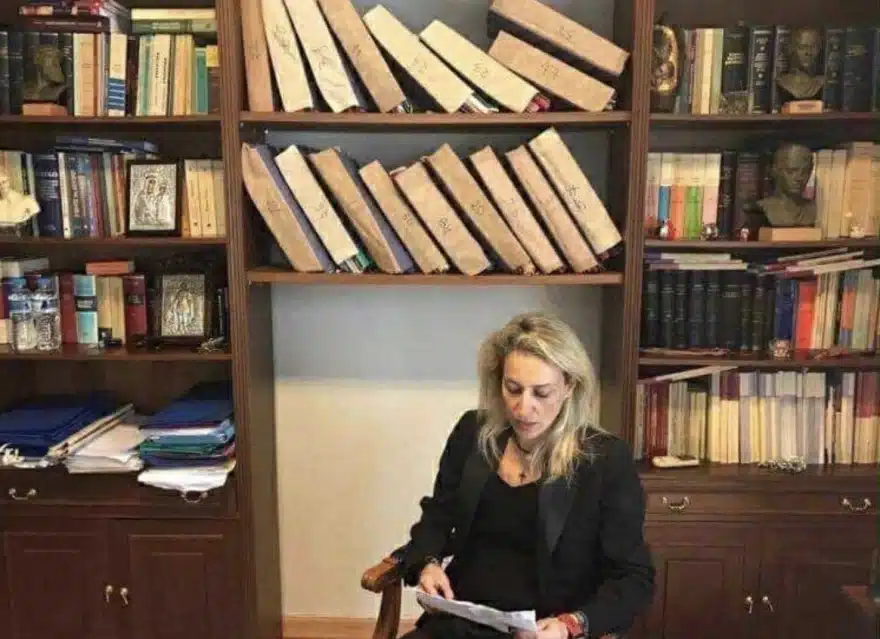 «Πήγε μέρα μεσημέρι με το παντελόνι της δουλειάς να κλέψει;» - Θρίλερ με την 41χρονη διασώστρια του ΕΚΑΒ στη Σύρο 1 dikigoros