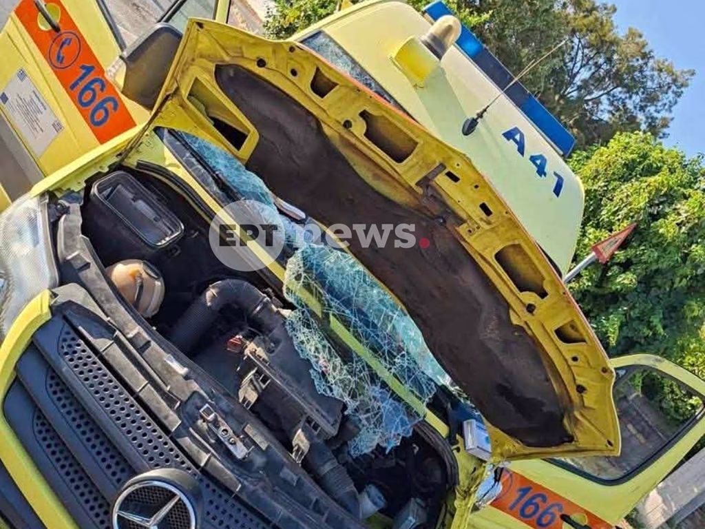 Μαθεύτηκε η αλήθεια για το τροχαίο με το ασθενοφόρο του ΕΚΑΒ στα Χανιά που πέθανε ο ασθενής - Σοκ με το ποια ήταν η οδηγός του αυτοκινήτου 1 ekav tr4