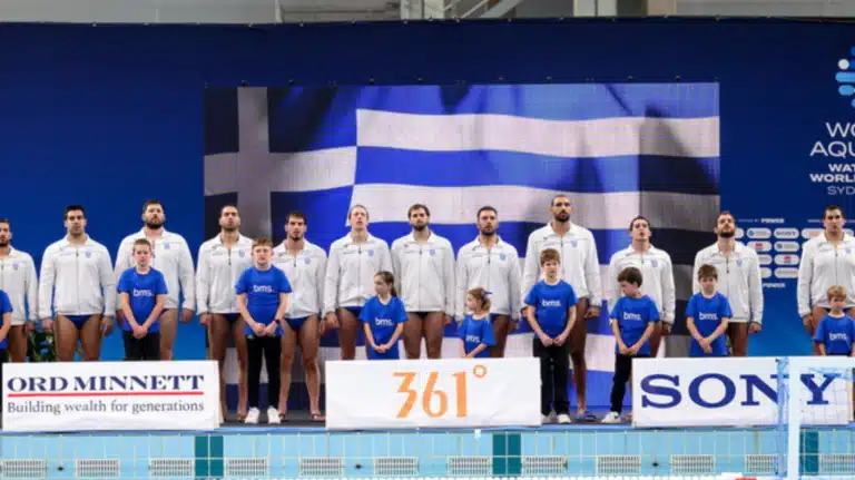 Θρίαμβος για την Ελλάδα στο πόλο – Η στιγμή της απονομής του πρώτου ελληνικού χρυσού μεταλλίου στο World Cup