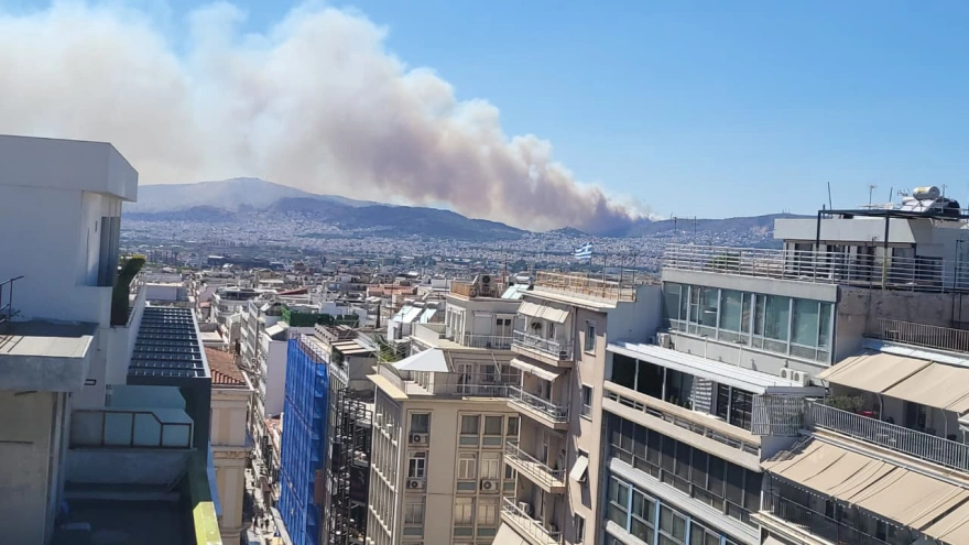 Φωτιά στην περιφερειακή οδό στο Αιγάλεω – Ήχησε το 112 3 fotia aigaleo2 4