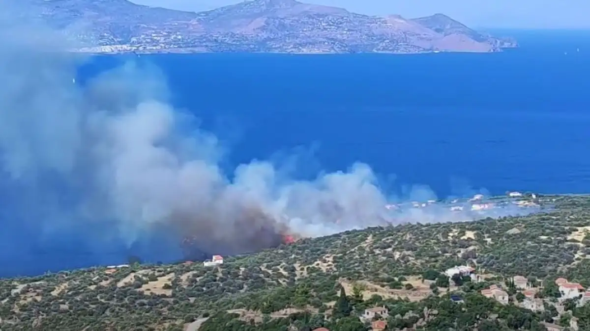 Φωτιά στα Μέθανα – Ρίψεις νερού από εναέρια μέσα, μήνυμα από το 112 «παραμείνετε σε ετοιμότητα» 1 fotiamethana 1200x675 1