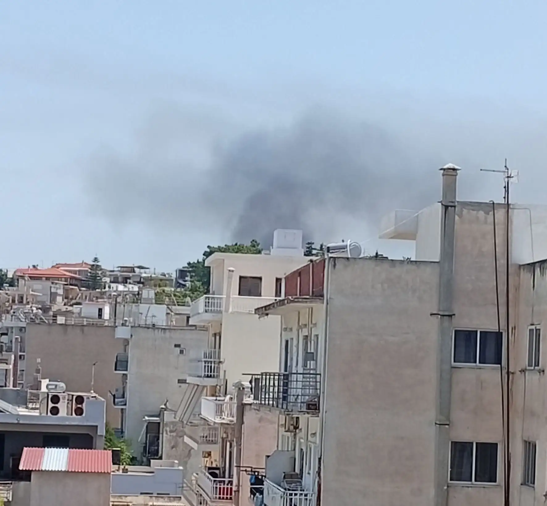 Εκρήξεις και φωτιά σε εργοστάσιο στα Εξαμίλια Κορινθίας - Εντοπίστηκε απανθρακωμένη σορός κατά την κατάσβεση 1 fwtia