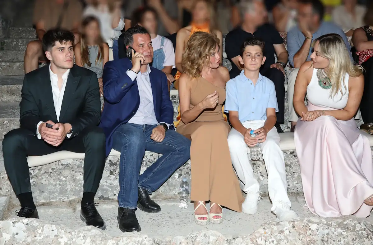 Άδωνις Γεωργιάδης μαζί με την Ευγενία Μανωλίδου και τους γιους τους σε μια σπάνια εμφάνιση στην Επίδαυρο 4 georgiadis oikogeneia epidavros 3