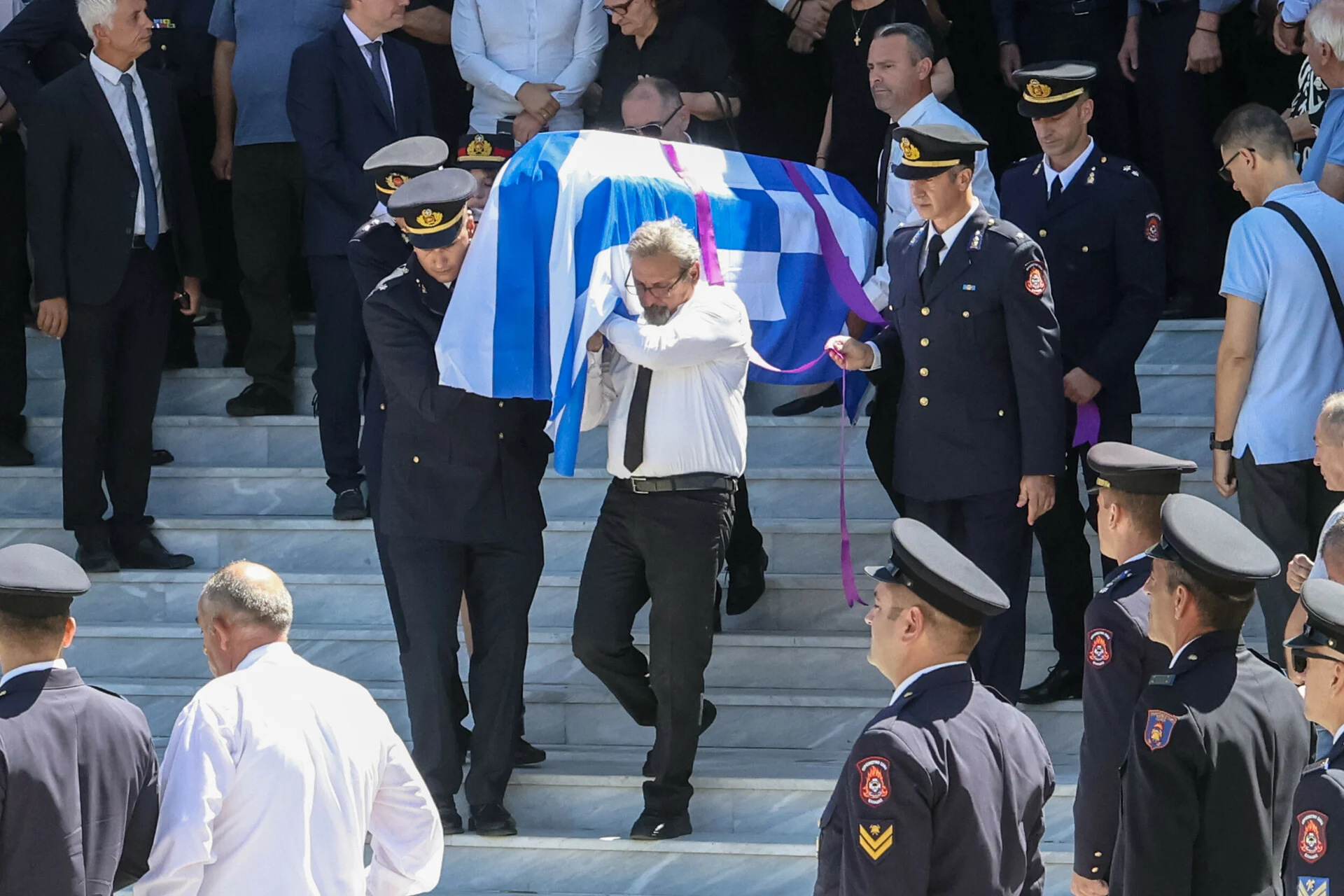 Κλαίει το Αγρίνιο για τον άτυχο 27χρονο πυροσβέστη: Θρήνος στην κηδεία του Κωνσταντίνου Λαιμοδέτη-Με τιμές ήρωα το τελευταίο αντίο 7 githeio kideia pyrosbestis5