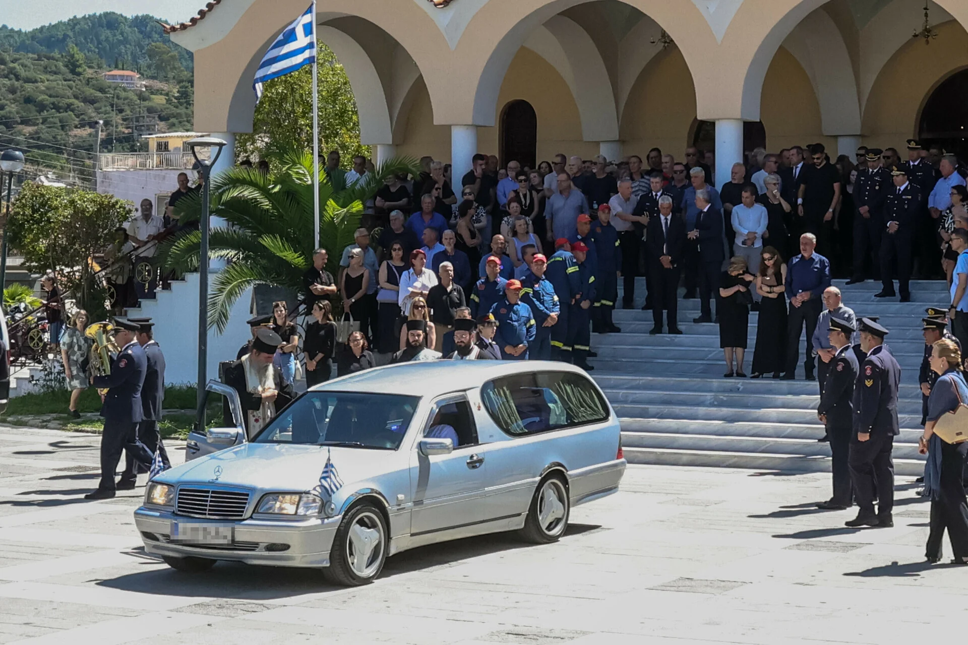 Κλαίει το Αγρίνιο για τον άτυχο 27χρονο πυροσβέστη: Θρήνος στην κηδεία του Κωνσταντίνου Λαιμοδέτη-Με τιμές ήρωα το τελευταίο αντίο 8 githeio kideia pyrosbestis6