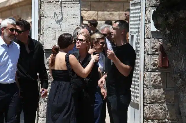 «Μου είχες υποσχεθεί ότι» - Συγκλόνισε ο γιος του Λορέντζο Καριέρε στον επικήδειο λόγο του 2 kariere4 640x426 1