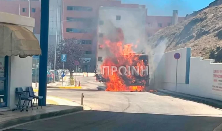 Καβάλα: Αστικό λεωφορείο τυλίχτηκε στις φλόγες μέσα σε προαύλιο νοσοκομείου