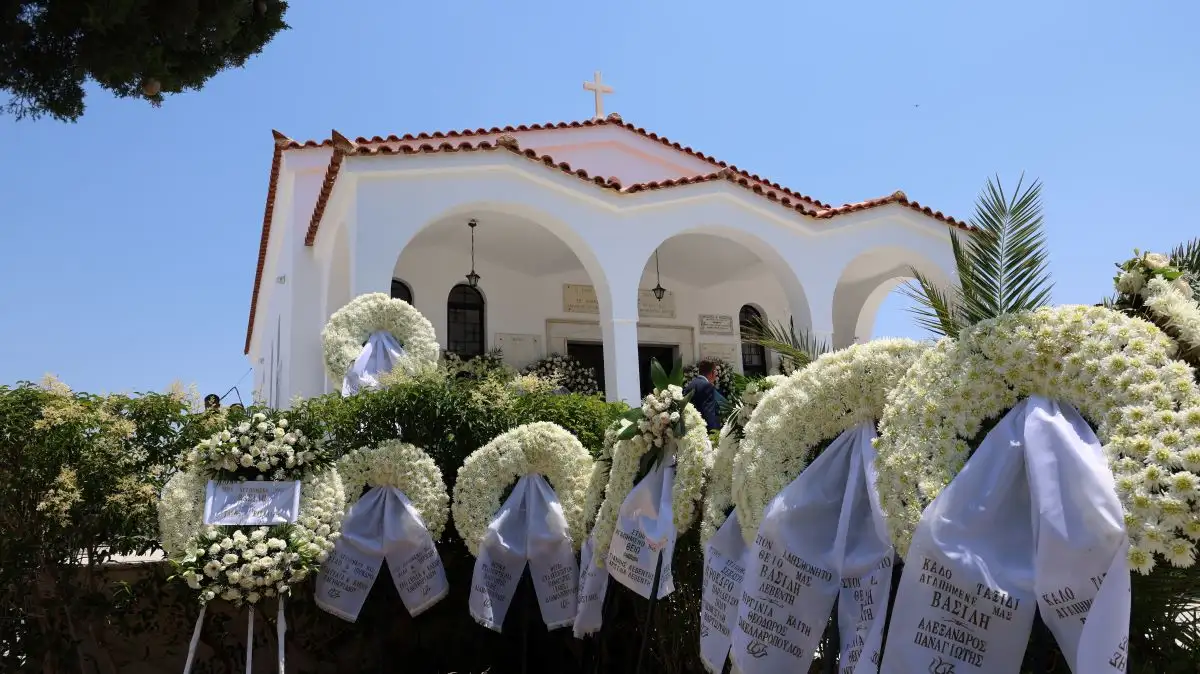 Θρήνος στην κηδεία του Βασίλη Λεβέντη: Συγκλονισμένοι η σύζυγος και ο γιος του στο τελευταίο αντίο 6 kideialeventis5