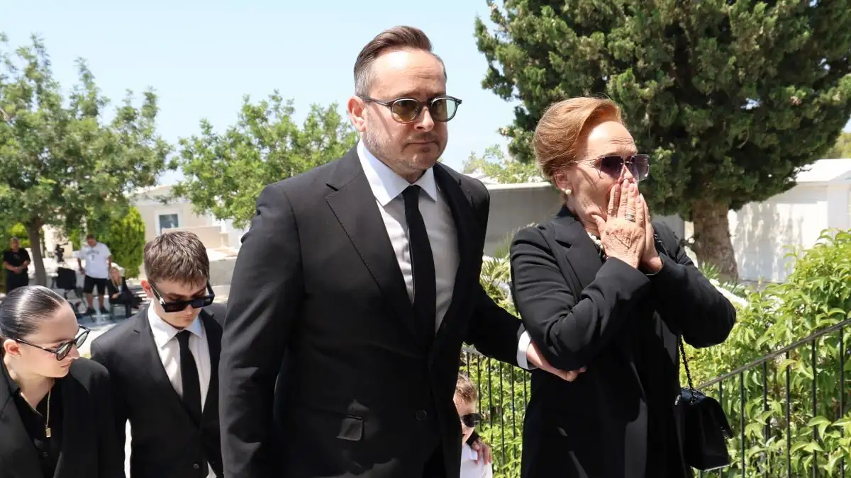 Θρήνος στην κηδεία του Βασίλη Λεβέντη: Συγκλονισμένοι η σύζυγος και ο γιος του στο τελευταίο αντίο 1 leventis kideia 1200x675 1