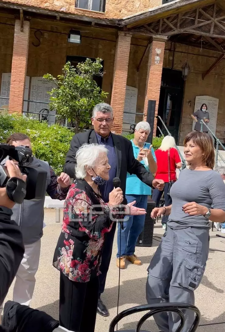 Μαίρη Λίντα: Η συγκινητική στιγμή στο Γηροκομείο Αθηνών που είχε πιάσει ξανά το μικρόφωνο μετά από πολλά χρόνια 5 mairilinda 5