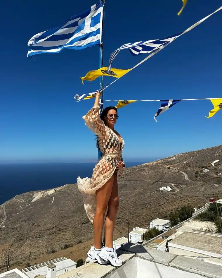 Σάλος με την εμφάνιση της Μαρίας Αντωνά στην Παναγία της Τήνου με τον Γιώργο Λιάγκα - Αντιδράσεις για τα ρούχα που φόρεσε 1 mariaantwna 3448356912194823200717574111 20240902195639