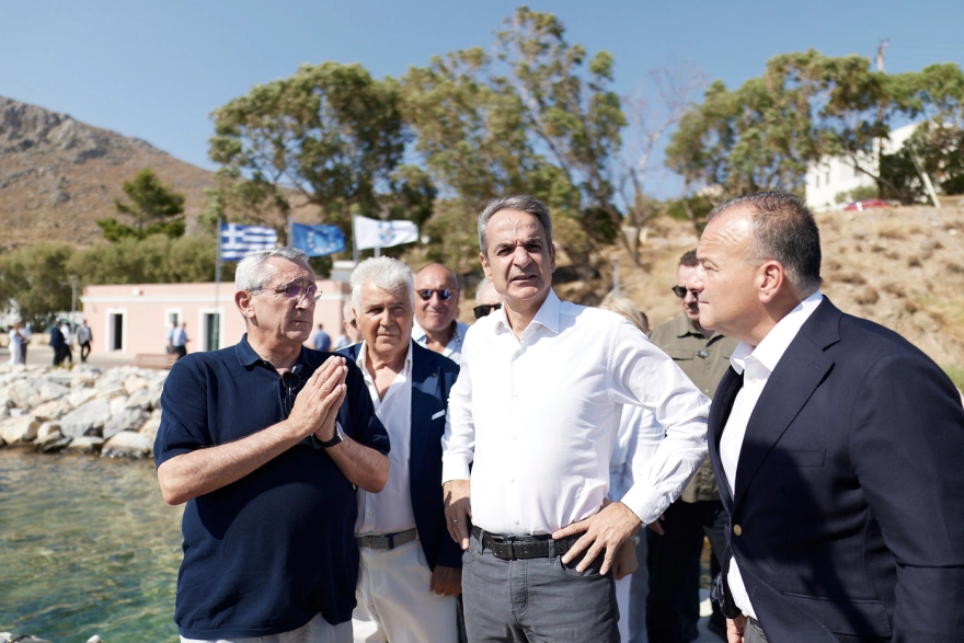 Μητσοτάκης: «Σας εγγυώμαι ότι το 2030, με κυβέρνηση της ΝΔ, θα βρίσκεται σε πολύ καλύτερη κατάσταση από ό,τι βρίσκεται σήμερα - Ας αφήσουμε στη μιζέρια όσους τα βλέπουν όλα μαύρα» 1 mitsotakis leros 2