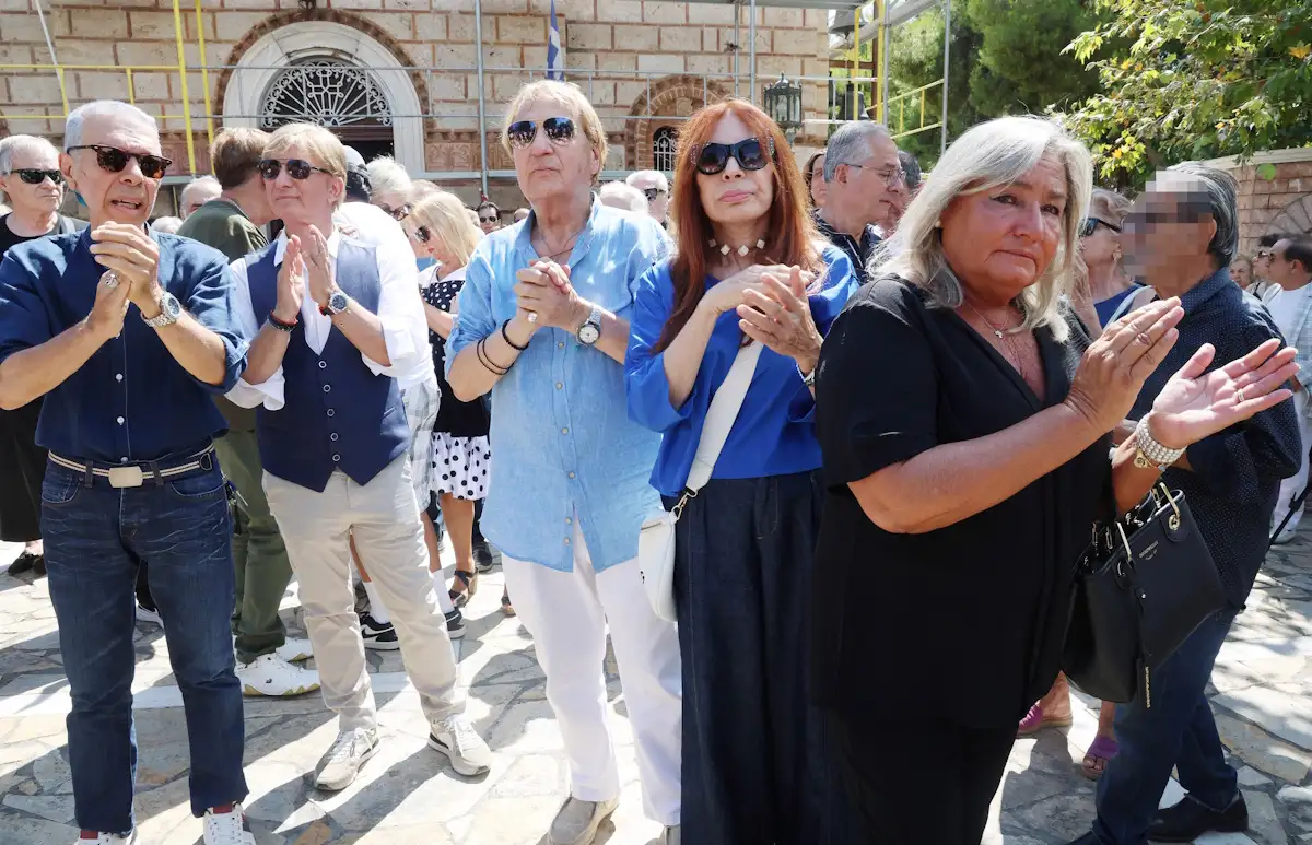 Κηδεία Μαίρης Λίντα: Συντετριμμένη η κόρη της στο τελευταίο «αντίο» - Το ύστατο «χαίρε» στο Γηροκομείο Αθηνών 17 ndp 5767