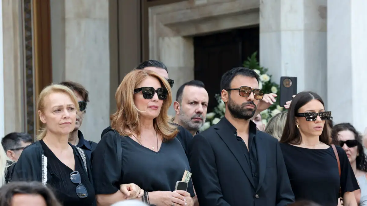 Κηδεία Μάρως Κοντού: Συγκινεί ο επικήδειος της Νίκης Παλληκαράκη - «Σε ευχαριστώ που με περίμενες να σε αποχαιρετήσω» 1 niki pallikaraki antzela gkerekou andreas gewrgiou ndp 1200x675 1