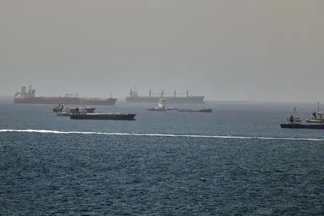 Τέσσερα ελληνόκτητα τάνκερ δέχθηκαν επίθεση σε Μαύρη Θάλασσα και Κόλπο του Ομάν 3 oman 640x426 1