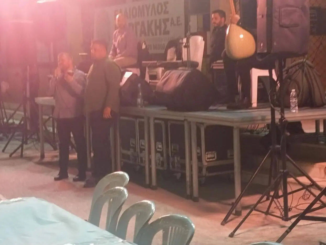 Ανέβαλαν το γλέντι με τον Σαμόλη και προσέφεραν 2.000 σουβλάκια στους πυρόπληκτους 1 samolis glenti