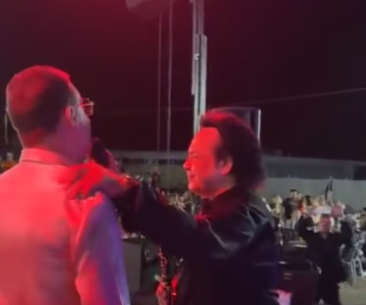O Γιώργος Μαζωνάκης ανέβηκε σε σκηνή σε πανηγύρι στα Καμένα Βούρλα και τραγούδησε το «Απορώ» - Υποκλίθηκε στο κλαρίνο του Βασίλη Σαλέα 2 screenshot 2026 07 27 121423