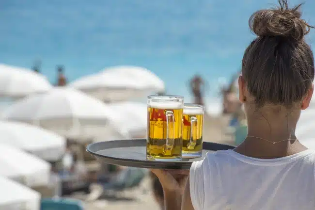 Σάλος με την ελληνική αγγελία που ζητάει σερβιτόρο με 98 δεξιότητες - «Ευταξία, φυσική κατάσταση» 2 servitora 2 1.jpg