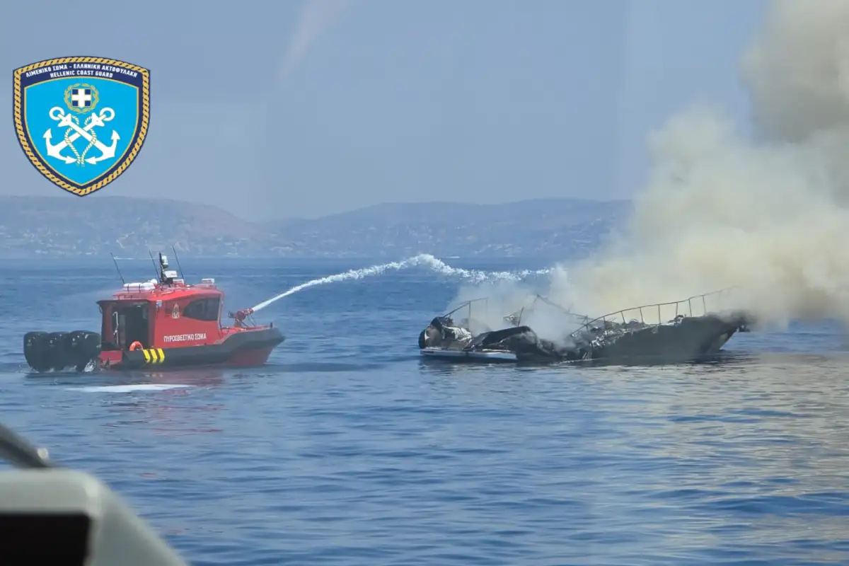 Συγκλονιστικά πλάνα από την Βουλιαγμένη από κατάσβεση φωτιάς σε σκάφος - Σώοι οι επιβάτες 5 skafos vouliagmeni3