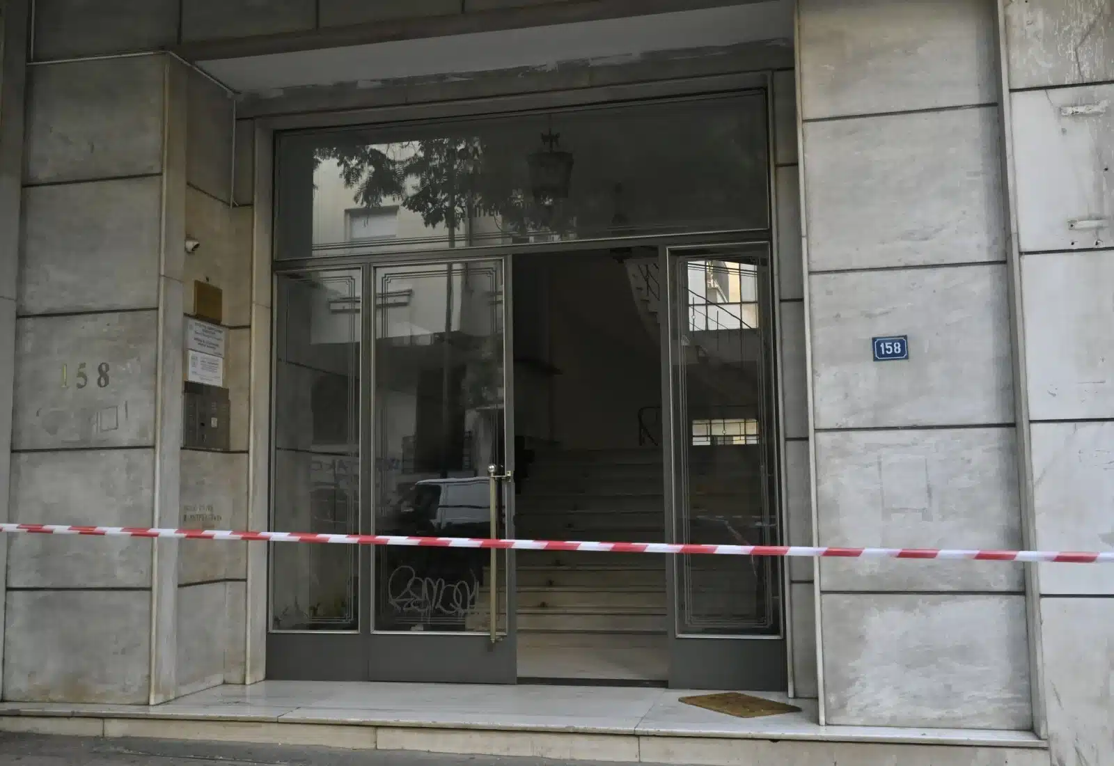 Η περιγραφή του θυρωρού που βρήκε νεκρό τον Σταύρο Γεωργίου: Οι κόρες του έβαλαν τα κλάματα μόλις τον είδαν πεσμένο δίπλα στο κρεβάτι - «Μπαμπά, άνοιξέ μας» 1 stauros georgiou nea
