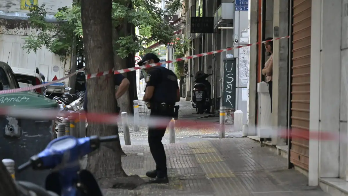 Η περιγραφή του θυρωρού που βρήκε νεκρό τον Σταύρο Γεωργίου: Οι κόρες του έβαλαν τα κλάματα μόλις τον είδαν πεσμένο δίπλα στο κρεβάτι - «Μπαμπά, άνοιξέ μας» 2 stavros gewrgiou eurok 1200x675 1
