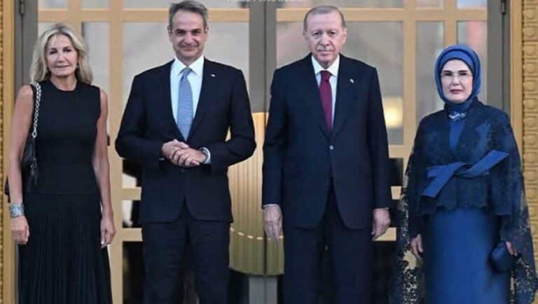 «Δεν πας ντυμένη έτσι» – Χαμός με την εμφάνιση της Μαρέβας Μητσοτάκη στην Τουρκία