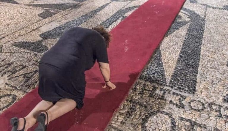 Εσύ που σήμερα έσπευσες να ανεβάσεις τέτοιες φωτογραφιες χλεβάζοντας τους ανθρωπους που πήγαν να προσκυνήσουν στη Τήνο