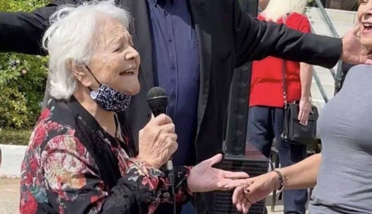Μαίρη Λίντα: Η συγκινητική στιγμή στο Γηροκομείο Αθηνών που είχε πιάσει ξανά το μικρόφωνο μετά από πολλά χρόνια