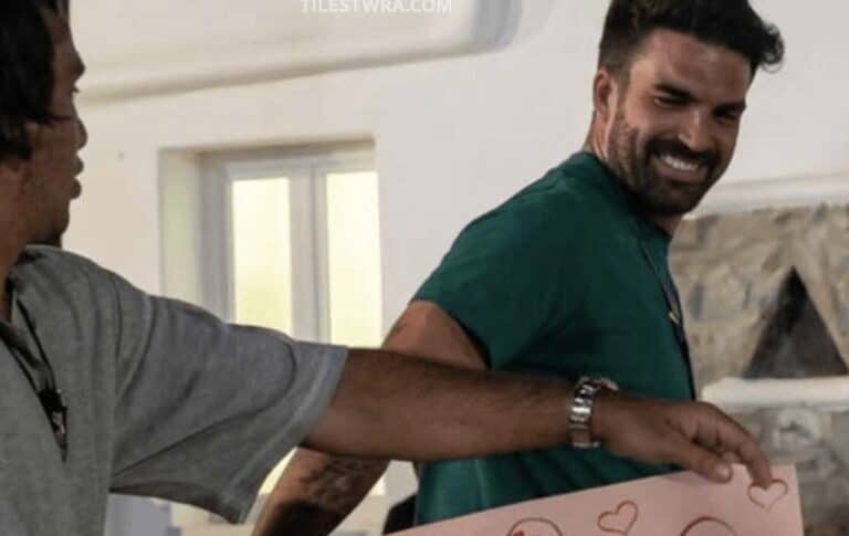 Δημήτρης Αλεξάνδρου: Η αντίδρασή του όταν του έδωσαν πανό με το μήνυμα «Ρία, θα με παντρευτείς;» στη συναυλία της Ελληνίδου στη Μύκονο