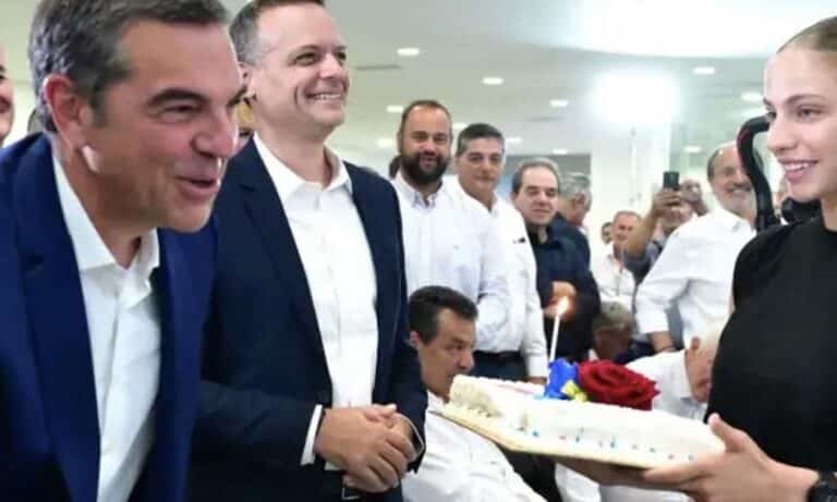 Αλέξης Τσίπρας: Η τούρτα έκπληξη στον πρόεδρο της ΕΛΑΣ και οι θερμές ευχές για τα γενέθλιά του – Πόσο χρονών έγινε