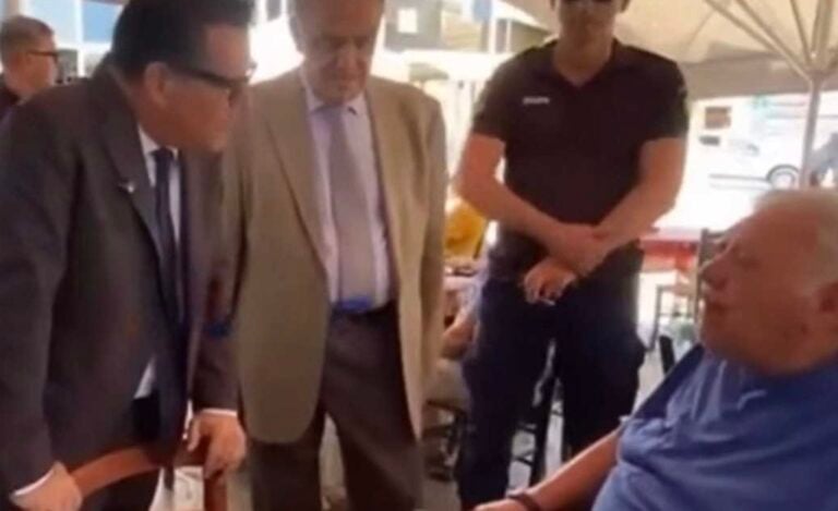 «Άντε δρόμο»: Θύελλα αποδοκιμασιών για τον Άδωνι στη Λήμνο – Αρνήθηκαν και χειραψία