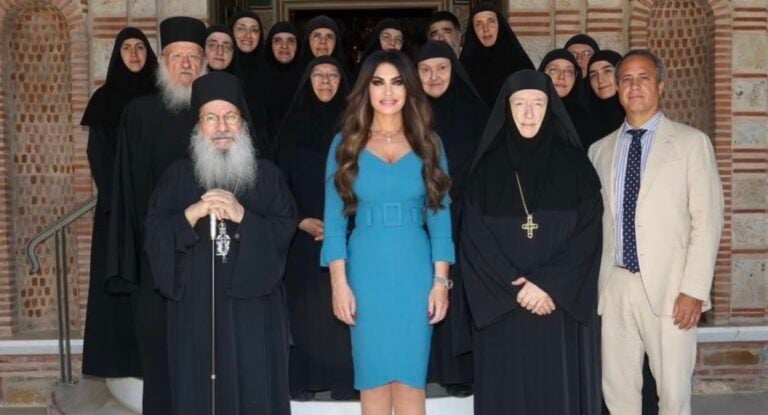 Η Κίμπερλι Γκίλφοϊλ επισκέφθηκε τη Μονή Ορμύλιας στη Χαλκιδική – Στο επίκεντρο οι δεσμοί Ελλάδας και ΗΠΑ