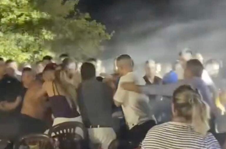 Άγριο ξύλο σε πανηγύρι την ώρα που τραγουδούσε η Γωγώ Τσαμπά «Ωπ πω πω πω, θα τρελαθώ»