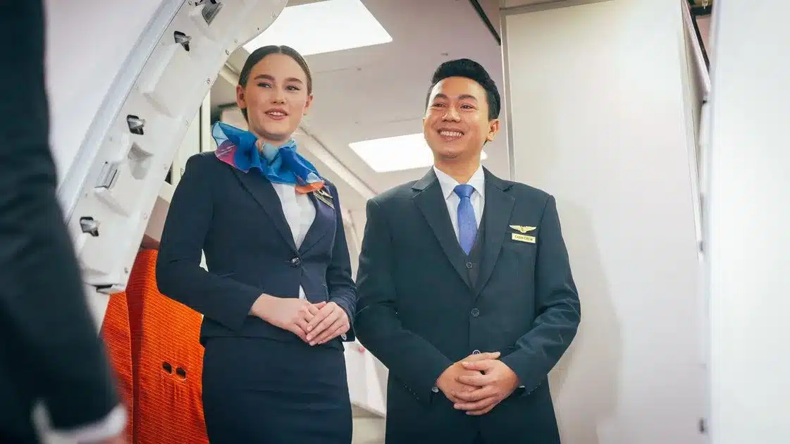 the real reason flight attendants greet you at the airplane v0 ae27pf6yawqolj5mwsv0lhuf8vpus35s9yjse6oo9ta