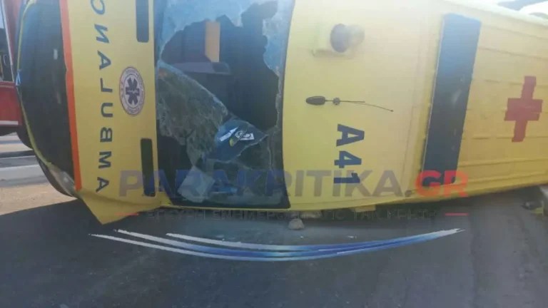Ασθενοφόρο τράκαρε με αυτοκίνητο και τούμπαρε στα Χανιά – Νεκρός ο ασθενής που μετέφερ – 2 διασώστες τραυματίες