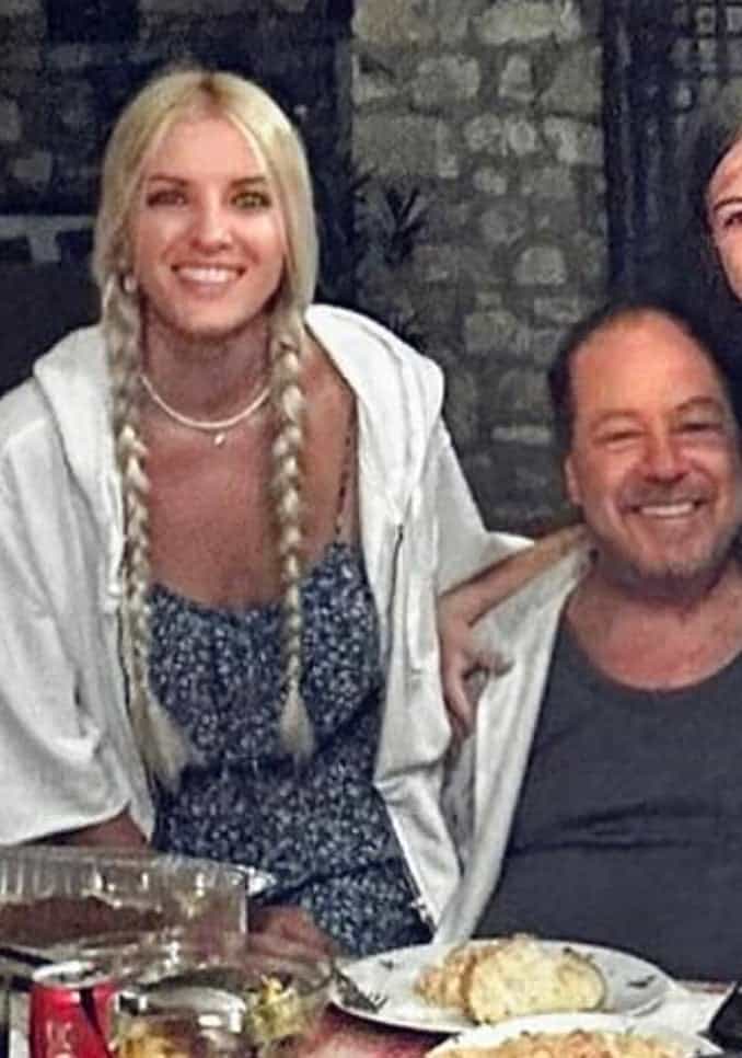 Γιάννης Πάριος: Η γυναίκα που του στέκεται «βράχος» μετά τα σκληρά σχόλια – Ποια είναι η αεροσυνοδός που μπήκε αθόρυβα στη ζωή του 4 1077 678x966 1