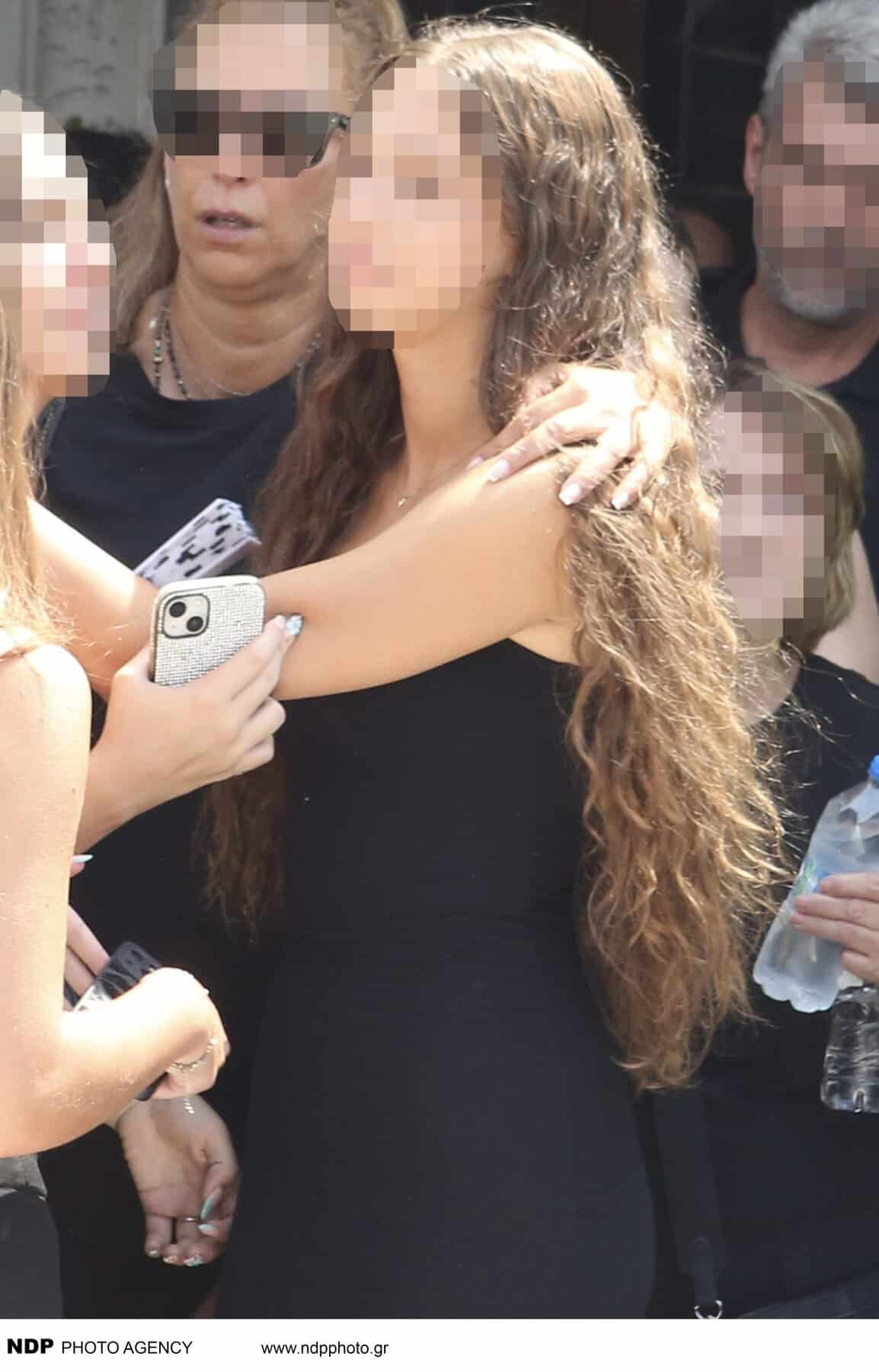 Κηδεία Κόκοτα: Με αναφιλητά η κόρη του Ριάνα – Σε ποιανού την αγκαλιά έπεσε μόλις βγήκε από την εκκλησία; 2 2 144 scaled 1