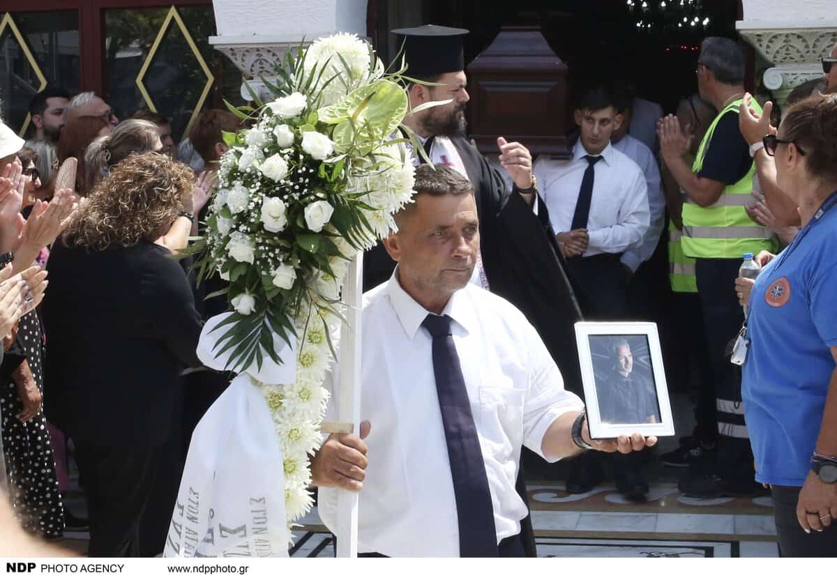 Κηδεία Κόκοτα: Με αναφιλητά η κόρη του Ριάνα – Σε ποιανού την αγκαλιά έπεσε μόλις βγήκε από την εκκλησία; 4 4 68 scaled 1