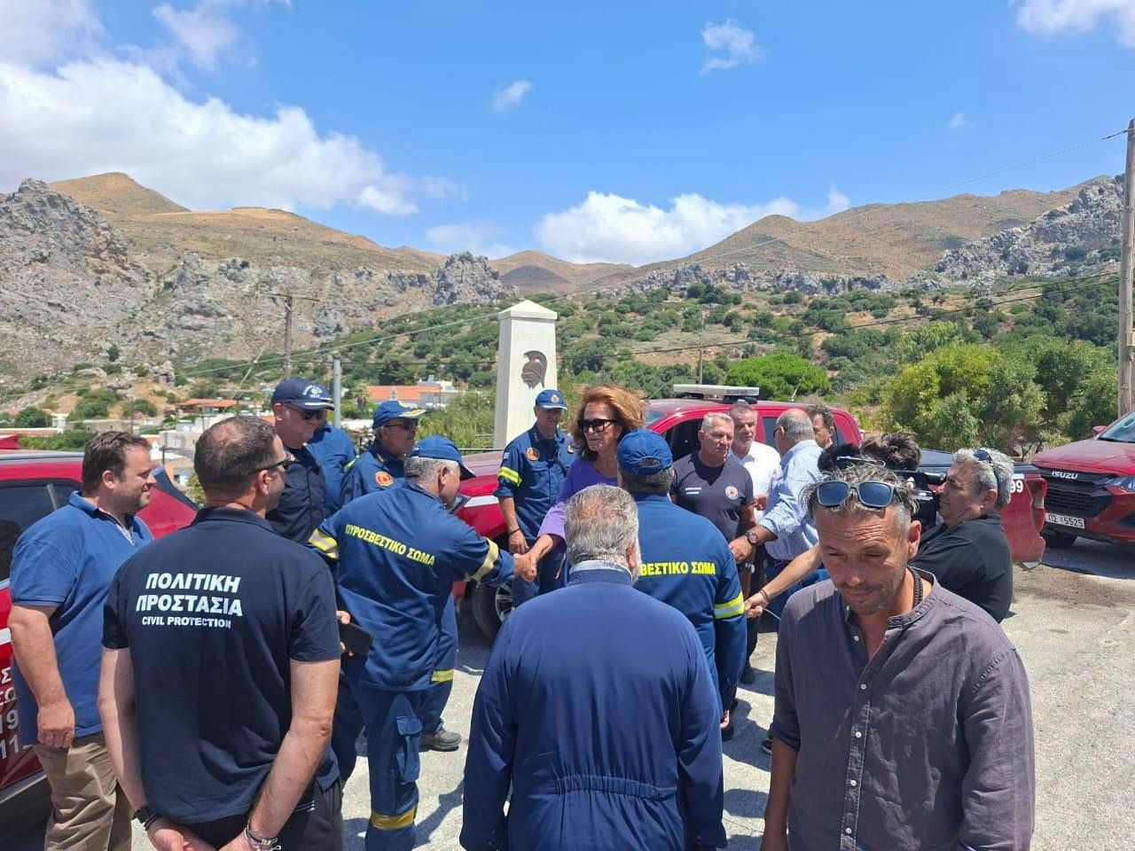 Επίσκεψη Ντόρας Μπακογιάννη σε πληγείσες περιοχές από φωτιές: «Είμαστε εδώ – Θα ξαναφτιάξουμε τα πάντα» 2 760604367 1730070531637756 3057907776592485965 n