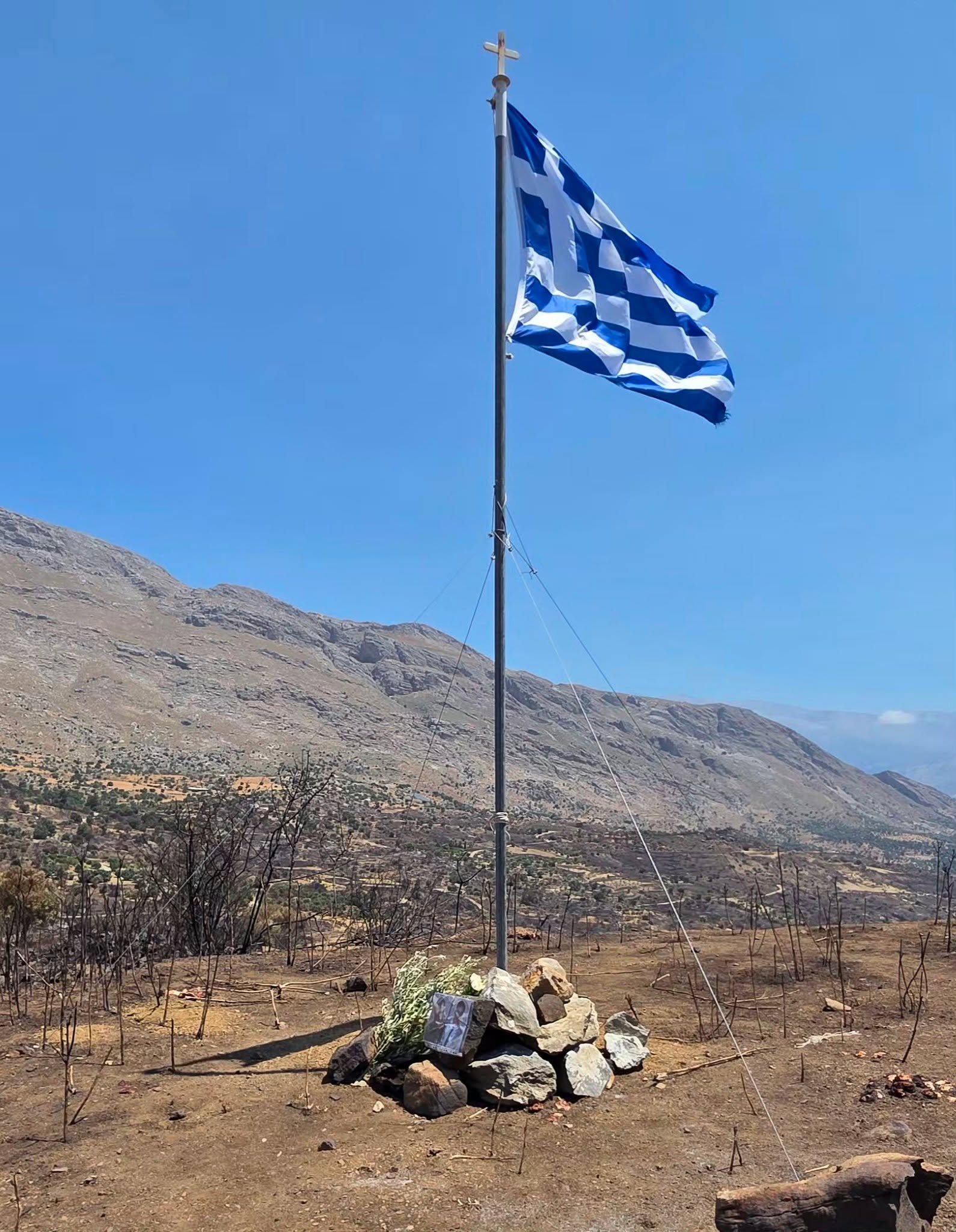 Μνημείο με ελληνική σημαία στο σημείο που έχασαν τη ζωή τους οι δυο Έλληνες πυροσβέστες 1 762847512 1337449391880003 38790240992060730 n