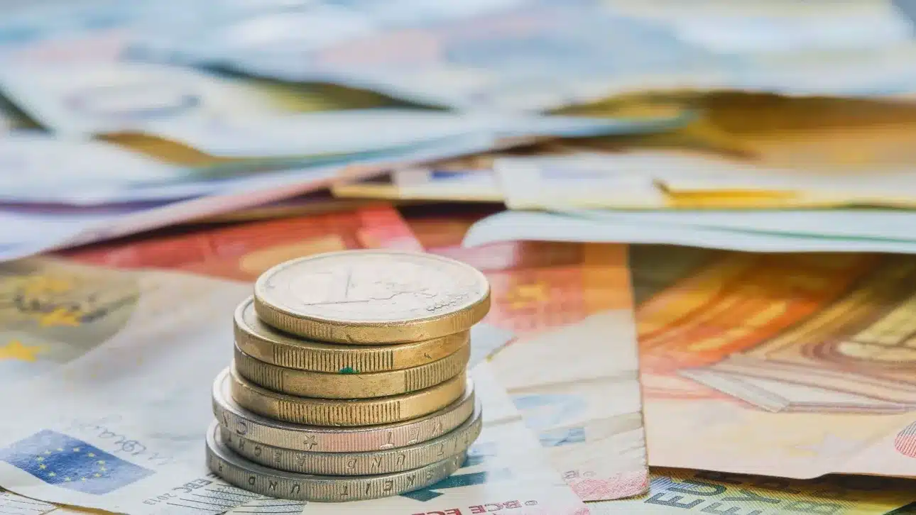 Έκτακτη εξέλιξη με τις συντάξεις – Η απόφαση που φέρνει χαμόγελα σε χιλιάδες συνταξιούχους 2 a679f6af euro money euro currency coins stacked top each other different positions against background euro banknotes business finance concept business news splash screen banner mockup 1