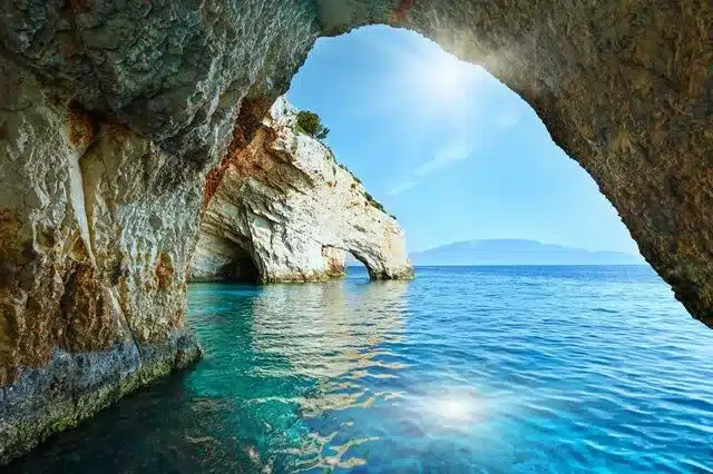 Γιατρός σε νησί επανέφερε 26χρονο μετά από 79 λεπτά ΚΑΡΠΑ - Ο νεαρός εντοπίστηκε χωρίς τις αισθήσεις του στη θάλασσα 2 blue cave 640x426 1