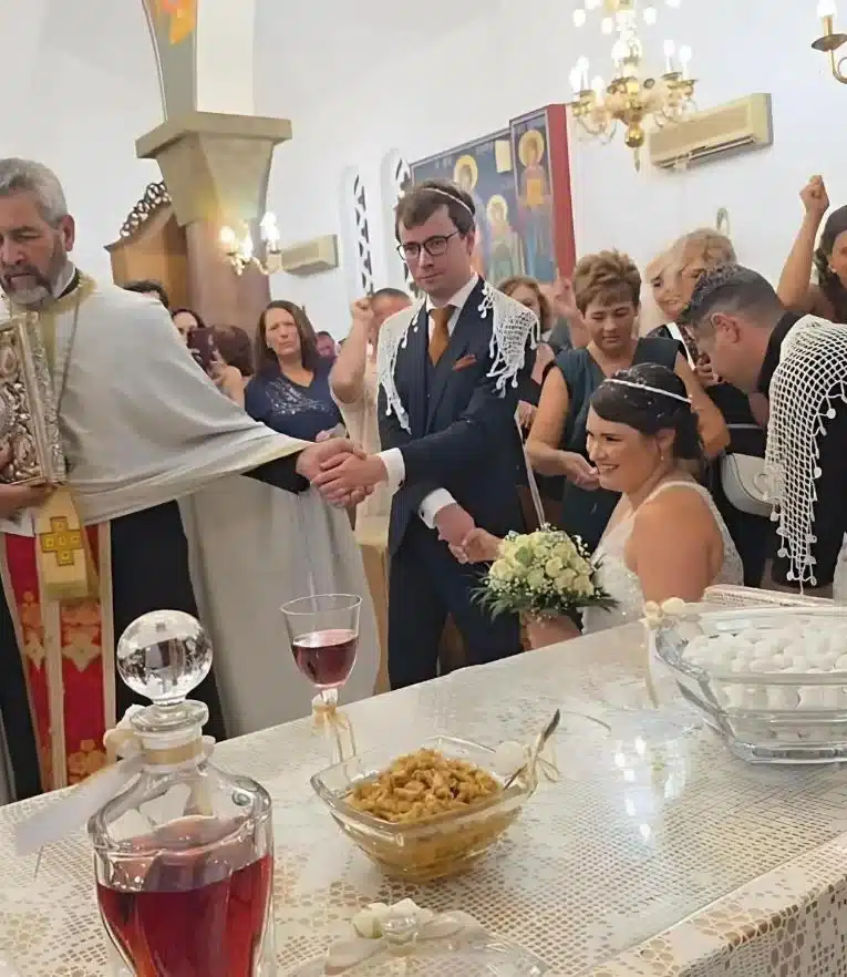 Κρήτη: Η στιγμή που νύφη φτάνει στην εκκλησία με αναπηρικό αμαξίδιο – Τα λόγια του ιερέα που συγκίνησαν τους πάντες 2 capturegamos2.jpg