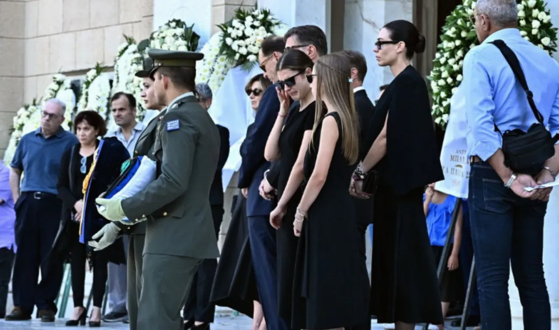 Κηδεία Βαρβιτσιώτη: Συγκλόνισαν οι εγγονές του – «Παππού, μας λείπεις πολύ – Είναι τιμή μας που είμαστε εγγονές σου» 1 eggones varvitsioti kideia
