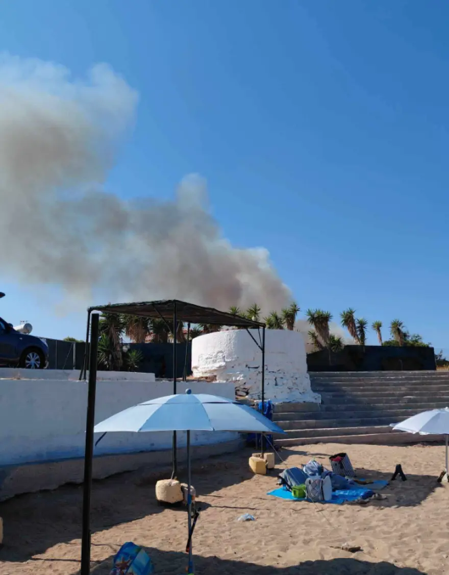 Φωτιά δίπλα σε σπίτια στο Καλοπήγαδο Κερατέας: 112 για εκκένωση από Αγία Μαρίνα και Τσονίμα προς λεωφόρο Λαυρίου 4 fwtia keratea 2