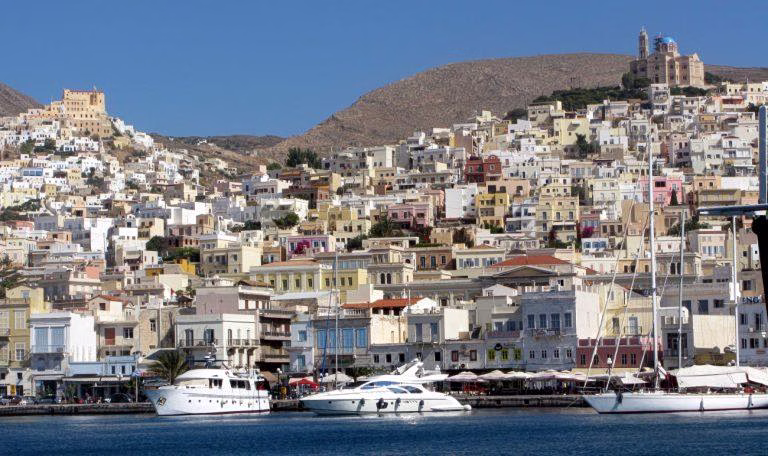 Έρχονται τουρίστες με το τσουβάλι και δεν ξοδεύουν… μία: Το νησί που ενώ έχει περισσότερο κόσμο από ποτέ, αλλά εστίαση και εμπόριο «κλαίνε» 9 h0769235 768x456 1